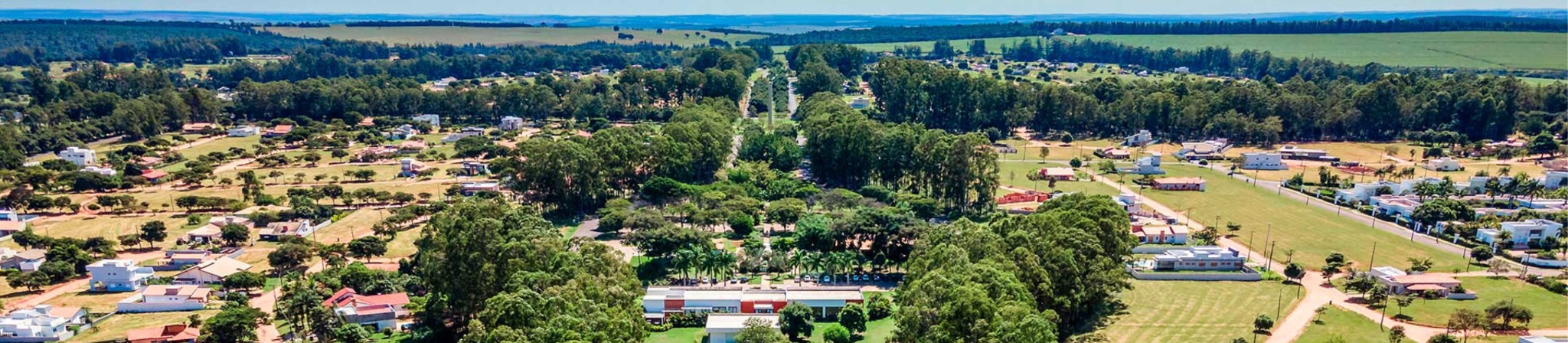 Vista aérea da área de lazer e piscinas do resort